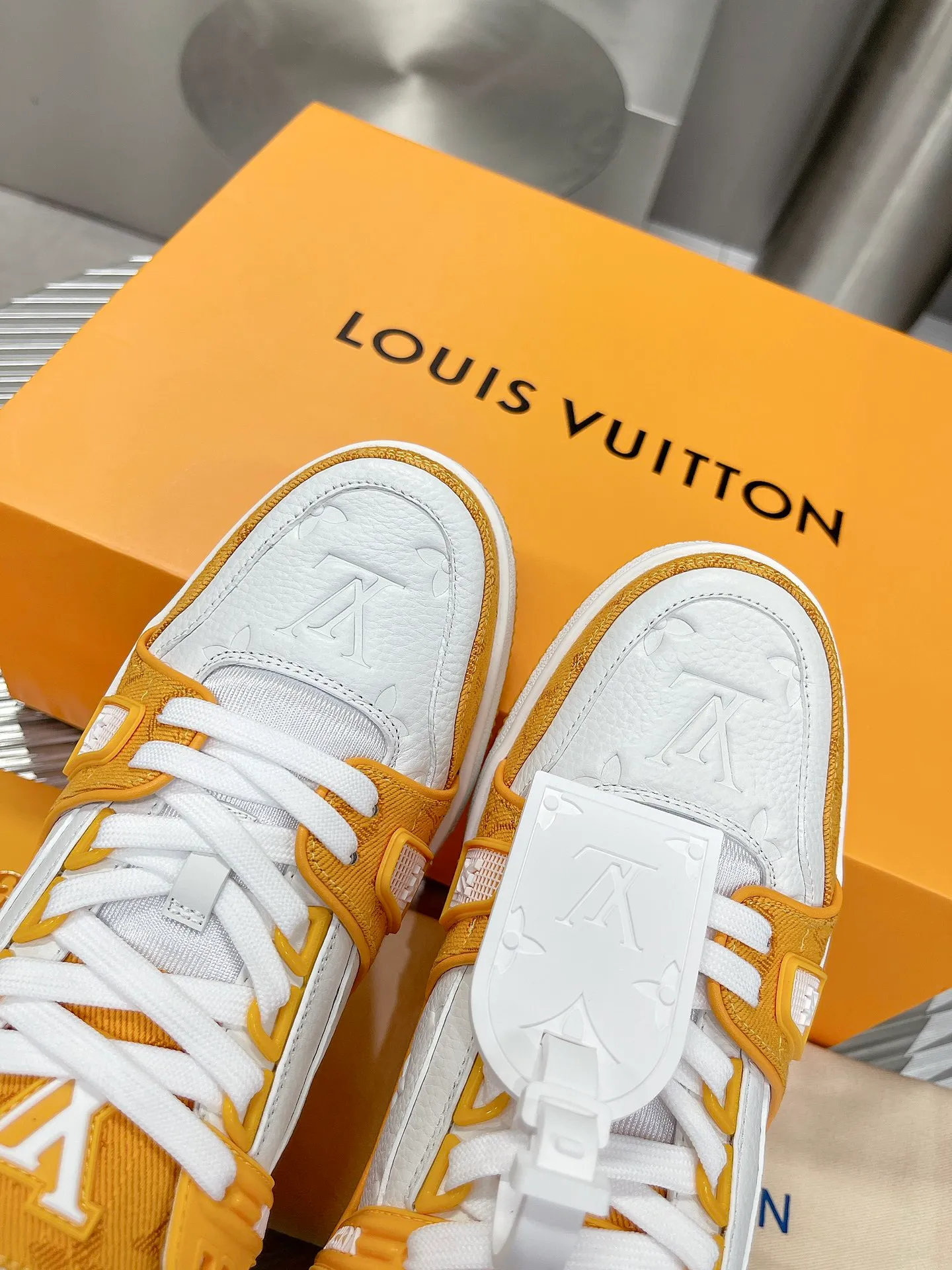 👟👟Ex-factory price 840👟👟The highest version on the Internet⚠️Feel free to compare! 2021🔥New model, purchase quality LV~Louis Vuitton by Virgin Abloh’s best-looking sneakers, Donkey Brand strongly recommends new products, official website limited edition retro basketball sneakers! Both high and low tops cost money to purchase 1:1 accurate replicas of the originals. The details are invincible, full of sincerity, imported custom-made original cowhide, the original package method is the same, the details are 100% restored, and the private model customized the original one-piece T👟👟factory price U outsole, which is different from other brands. Without the original version, this effect cannot be achieved! 35-45 (46 is custom-made and non-refundable) Some colors are available in women’s styles